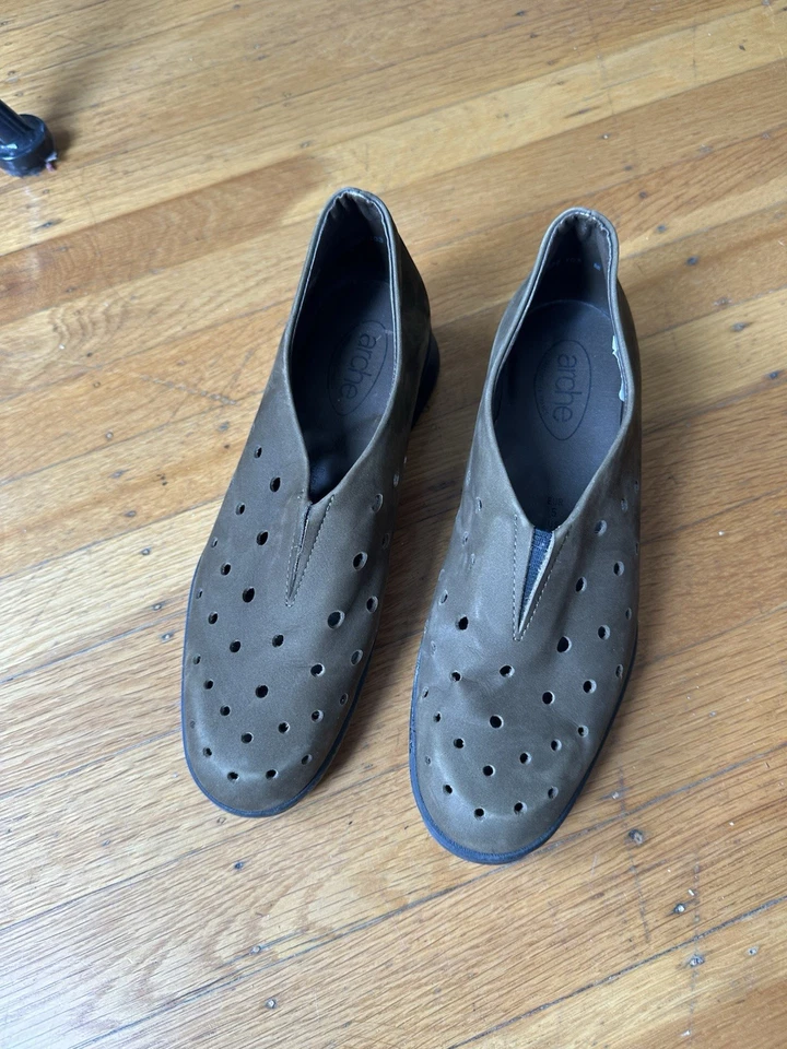 Mocasines de gamuza verde oliva Arche Talla 7 Originalmente $320 Hecho en Francia Foto 2 de 4