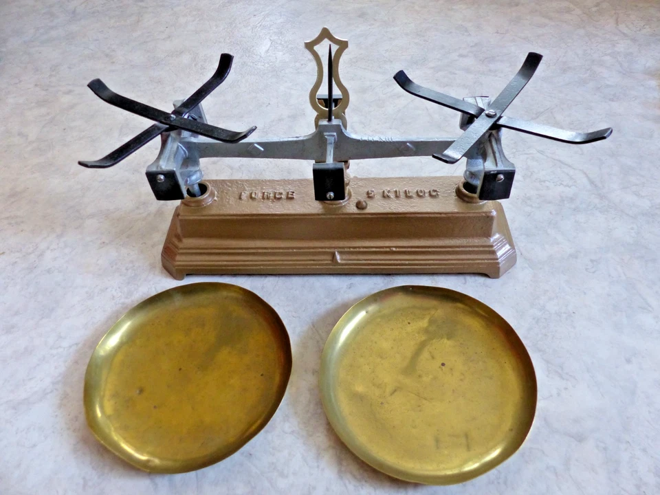 Ancienne balance force 5kg ROBERVAL rénovée avec plateaux laiton - Photo 2/4