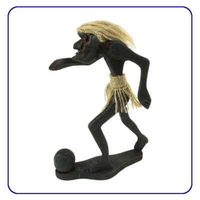 Primitiver Mann spielt Fußball (handgeschnitzte Holzskulptur)