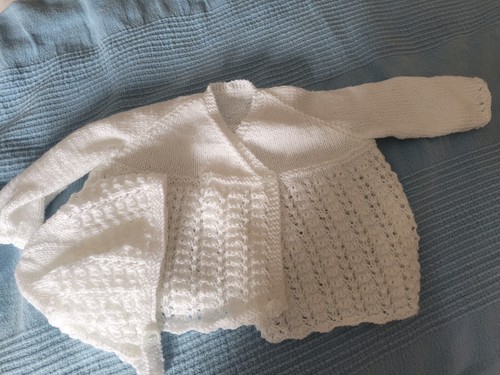 HANDGESTRICKTER BABY MANTEL UND MÜTZE