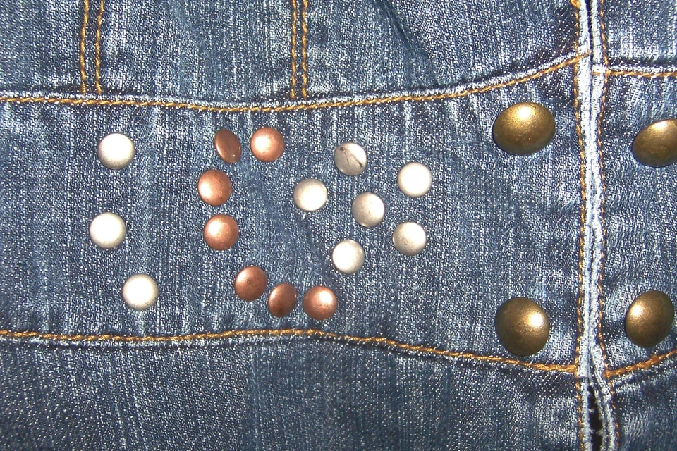 Camisa/chaqueta vaquera de manga larga azul gloria descolorida con detalles de tachuelas talla 26W 28W Foto 4 de 4