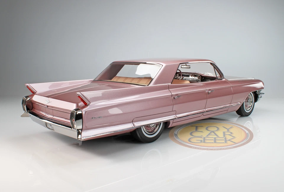 1962 年凯迪拉克 Sedan De Ville - Heather 金属 1: 18 邮票型号 118STM1962502 — 第 2/2 张图片