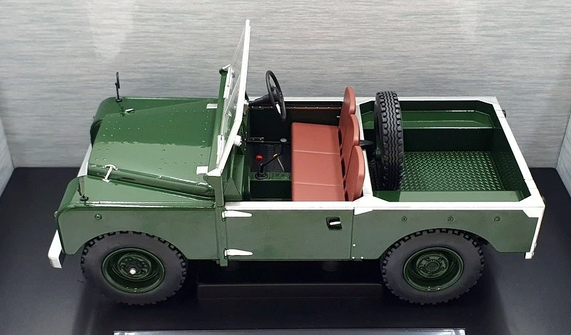 Model Car Group 1/18 Scale MCG18367 - Land Rover Series I - Dark Green - Image 4 of 4