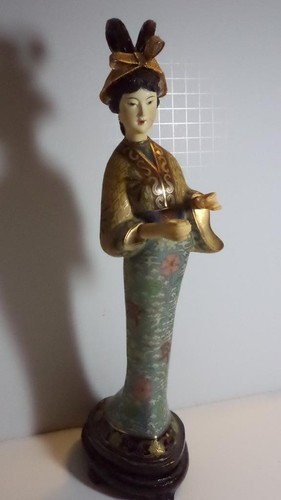 STUNNING! RARE VINTAGE 14" CLOISONNE DOLL FIGURINE ON BASE WITH BOW A - Picture 4 of 7