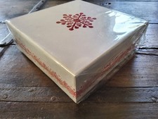 Geschenkschachtel - Quadratisch - 21x21 cm - Weiss mit rot - Glitzereffekt