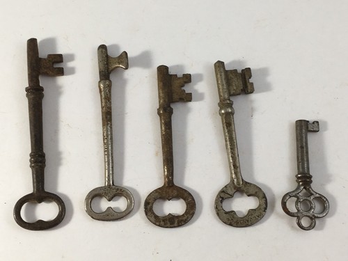 LOT Of 5 Vintage Assorted Skeleton Keys USA Russell & Erwin, Vager And Others