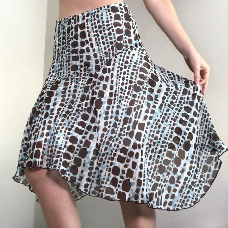 Falda midi de malla mediana con dobladillo de hadas asimétrico vintage Speechless estampado gráfico Foto 3 de 4