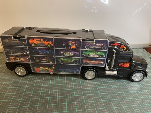 Spielzeug LKW Transport Autotransporter / Koffer schwarz mit 14 Hot Wheels verschiedene Spielzeugautos