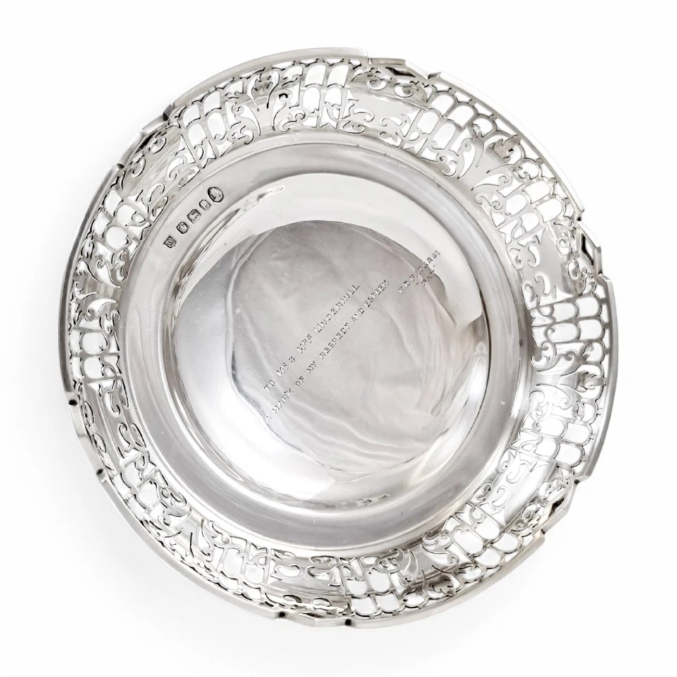 Gran cesta de pedestal perforada de plata de ley con decoración de folio y enrejado 1953 Foto 3 de 4