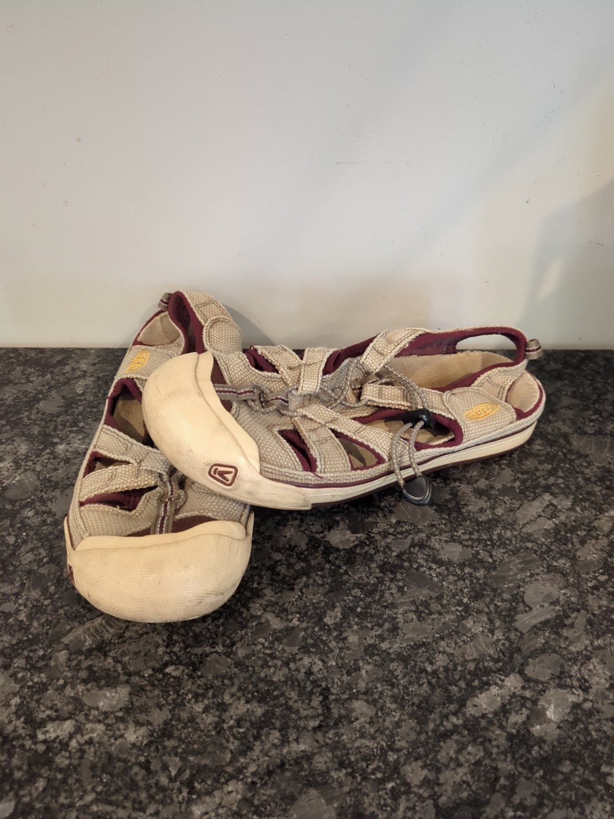 Sandalo elastico Keen donna Coronado tela grigio outdoor escursionismo punta chiusa leggi