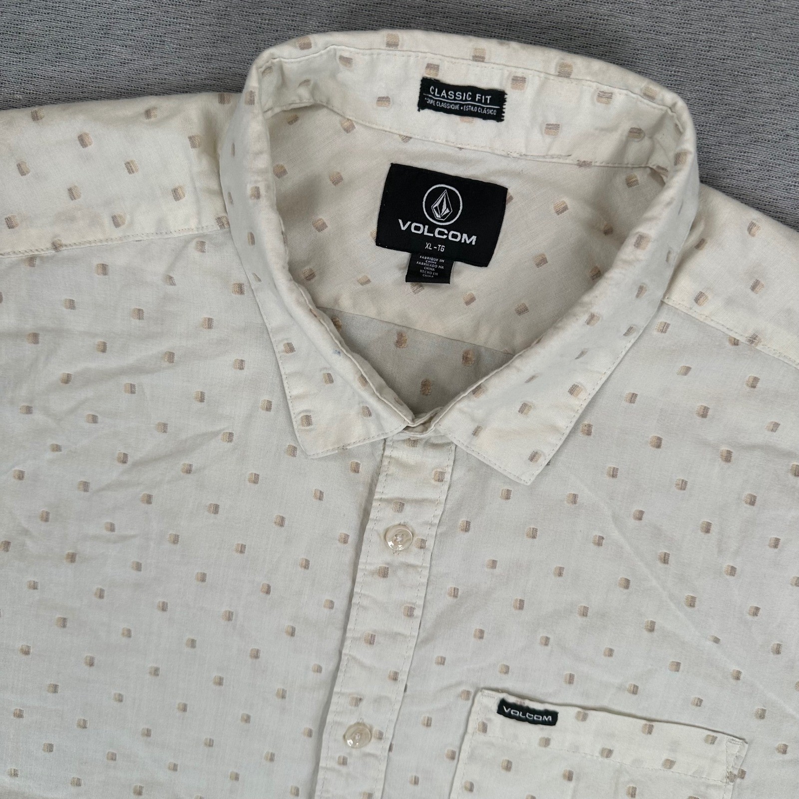 Volcom Button Down Shirt Mens XL Classic Fit Cream Square AOP Short Sleeve