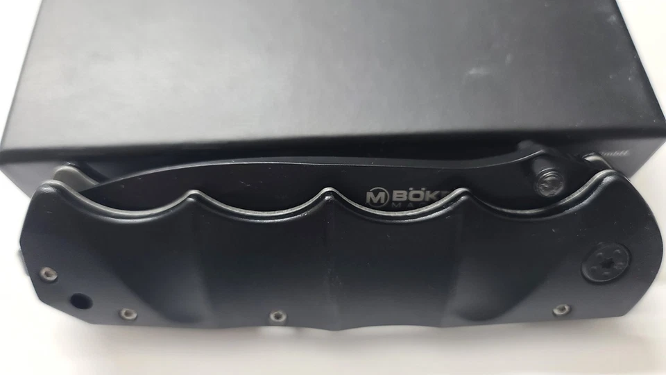 Cuchillo Plegable Táctico Boker Magnum Stealth Parcialmente Dentado Modelo # 01RY247 Foto 4 de 4