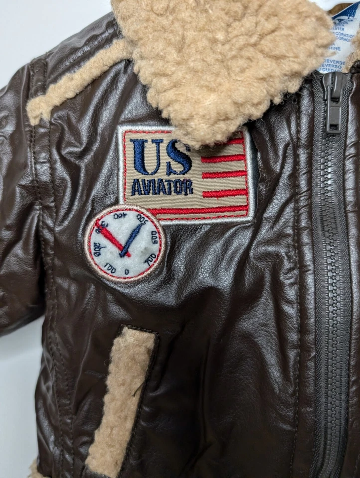 Chaqueta de vuelo de bombardero de cuero sintético Boyz by Nannette parches cuello de piel talla 12 meses Foto 4 de 4