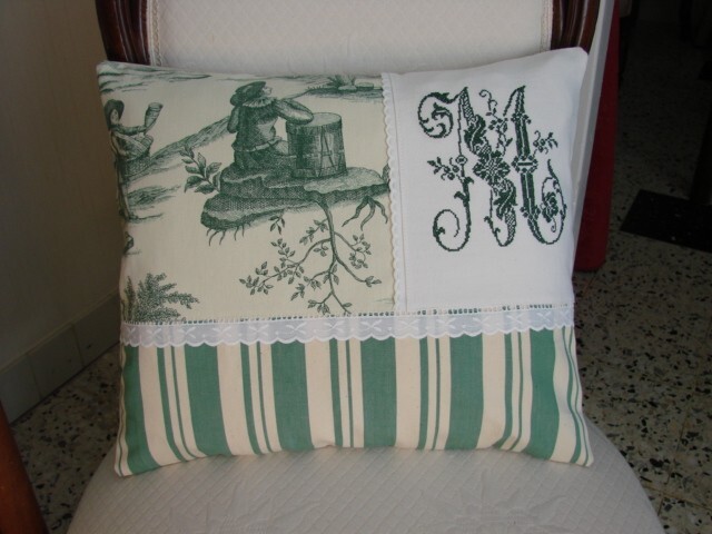 Coussin Toile de Jouy verte et dentelle monogramme M pour cadeau chic