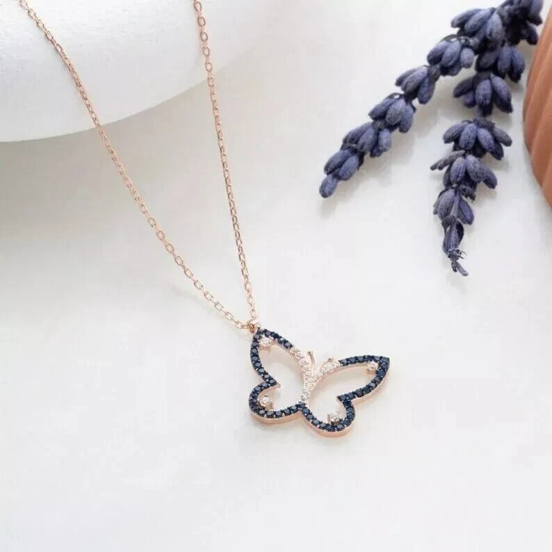 Collar colgante mariposa zafiro simulado redondo de 1,25 quilates chapado en oro rosa de 14 k Foto 4 de 4