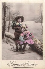 CP BONNE ANNEE PETITE FILLE SUR LUGE AVEC ROSES FLEURS GARCON CHAPEAU - 95736