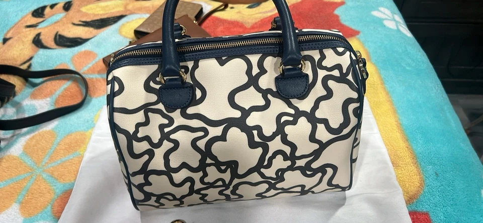 Bolso de hombro y billetera Tous para mujer blanco con oso de peluche azul Foto 2 de 4