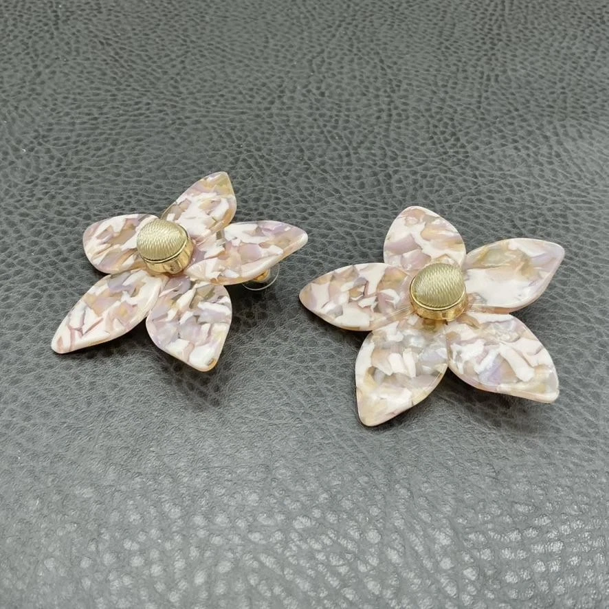 Pendientes BaubleBar grandes florales llamativos para mujer mármol rosa acrílico tono dorado Foto 3 de 4