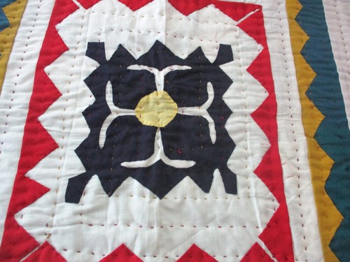 unique antique handmade,hand stitches applique size 26 x 28" quilt - Picture 4 of 17