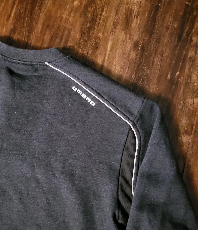 Sudadera Umbro Vintage Cuello Redondo Para Hombre Gris Bordada Logo Grande Fútbol XL Foto 3 de 4