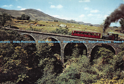 D089714 Llanberis. Snowdon Zug auf Viadukt. Die allseits beliebte Bergbahn.
