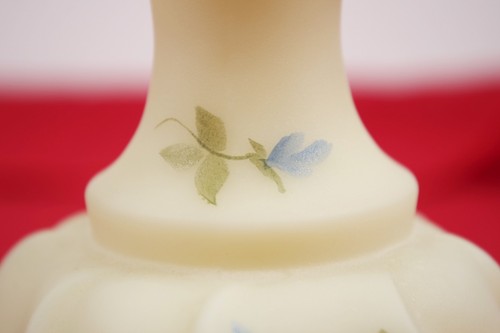 Fenton Custard Scalloped Vase Blue Flowers EC - Picture 7 of 9