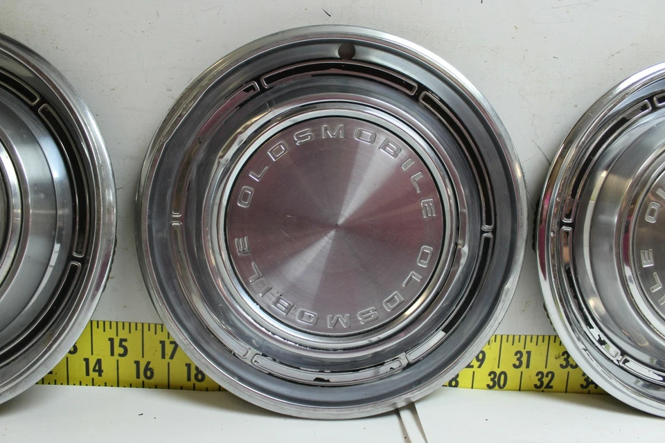 Tapacubos usados OEM GM 14" 00399472 1968 Oldsmobile Cutlass F-85 (3528 Foto 3 de 4