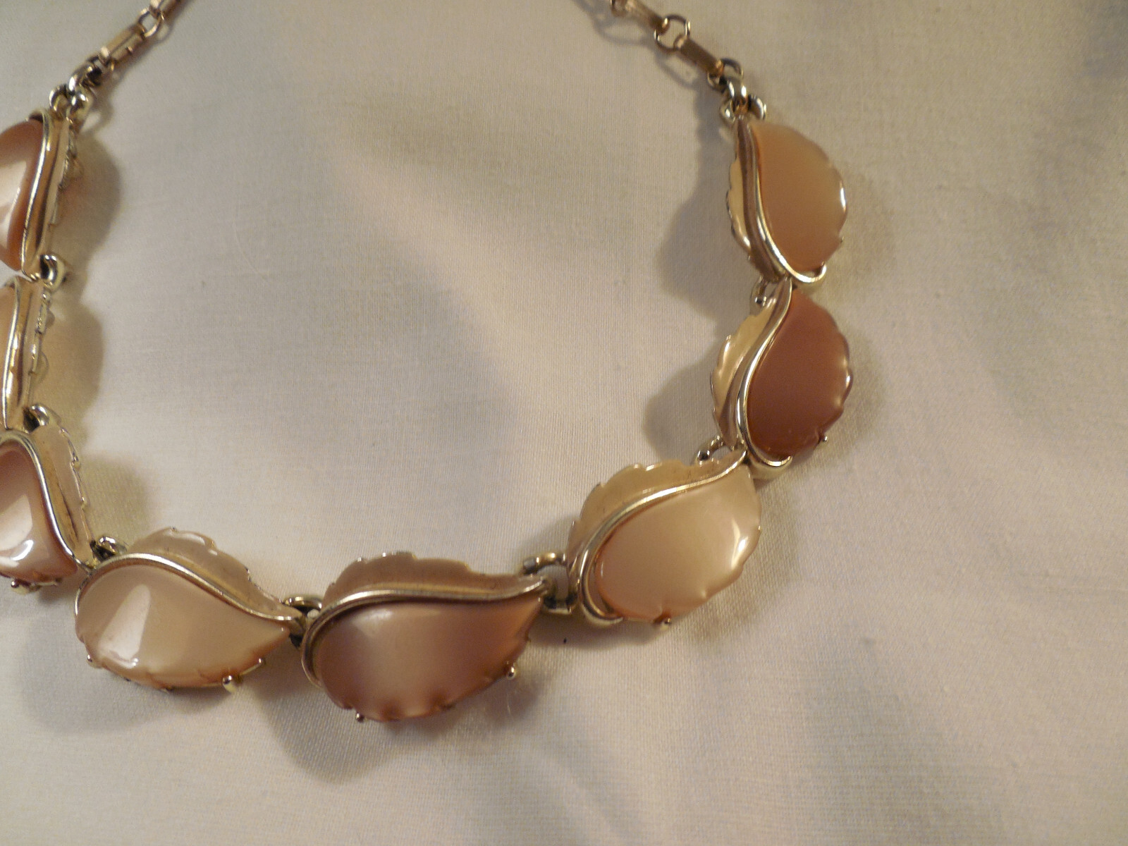 Vintage Lisner brown thermoset leaf necklace 16" Gem