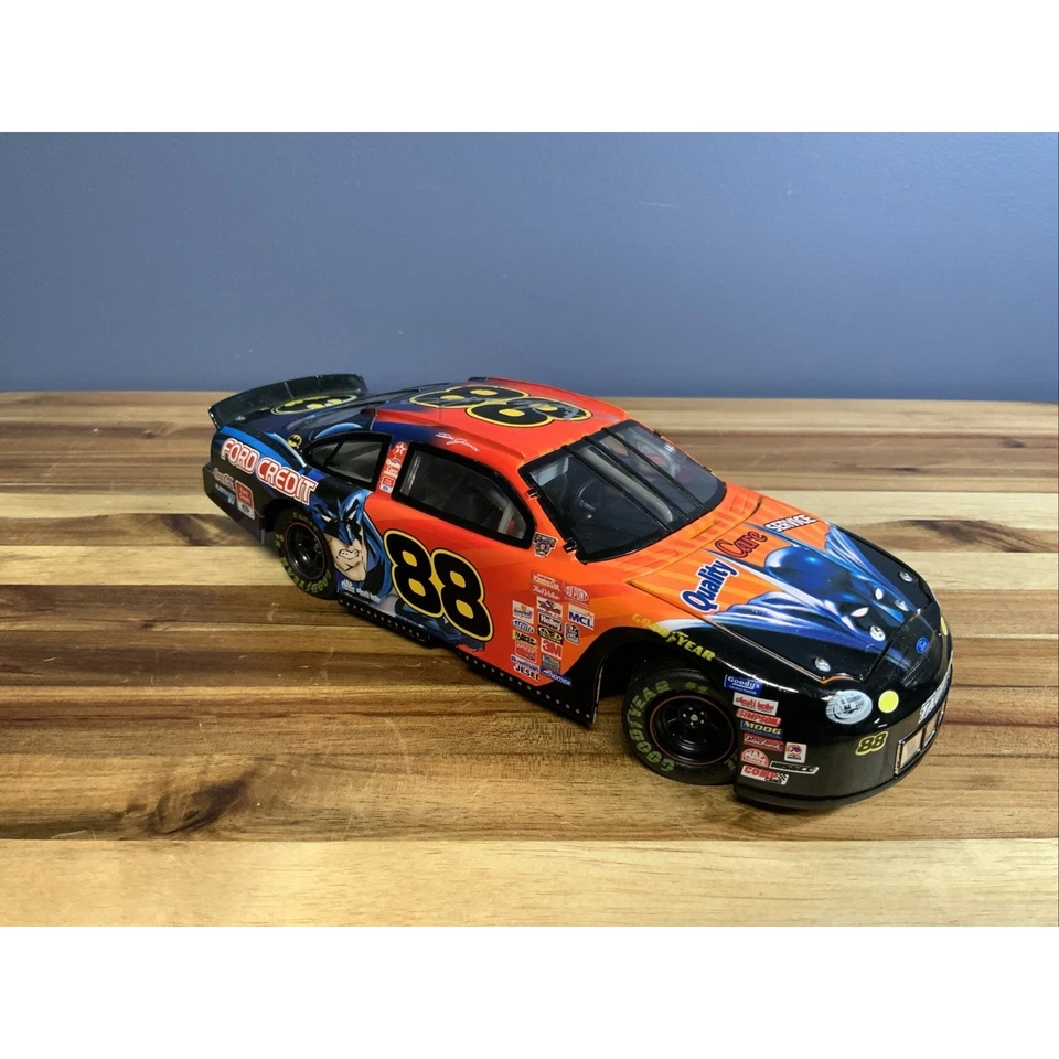 Batman Ford Taurus autografiado por Dale Jarrett #88 1:24 Foto 2 de 4