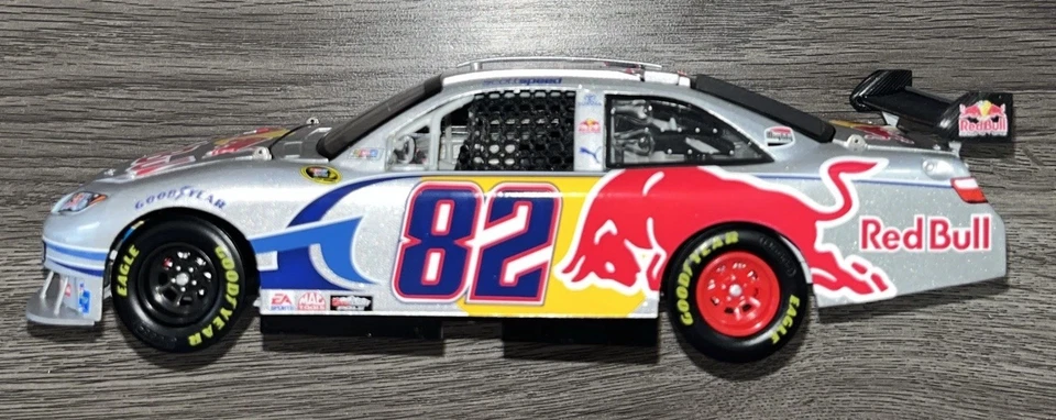 Scott Speed 2009 escala 1/24 #82 Red Bull Toyota Camry novato coche fundido a presión como nuevo Foto 2 de 4