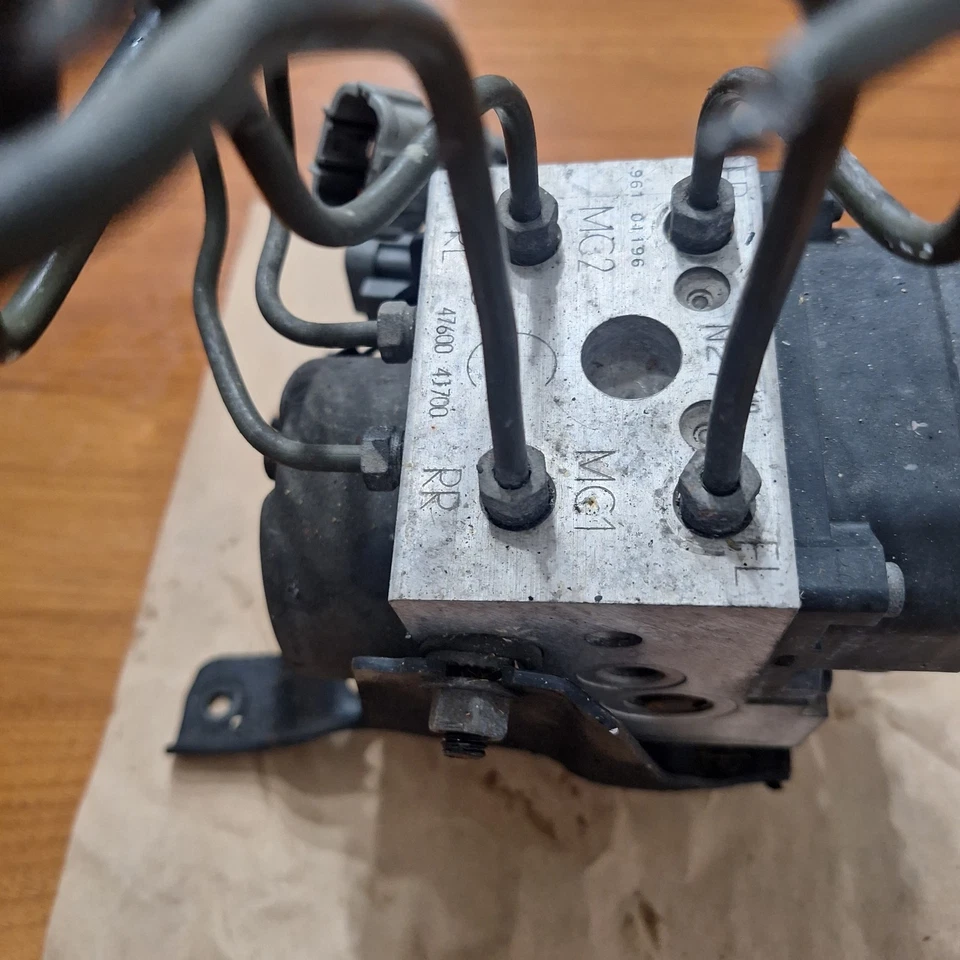 Unidad de bomba Infiniti G20 ABS retirada de un 1999 G20 Foto 3 de 4