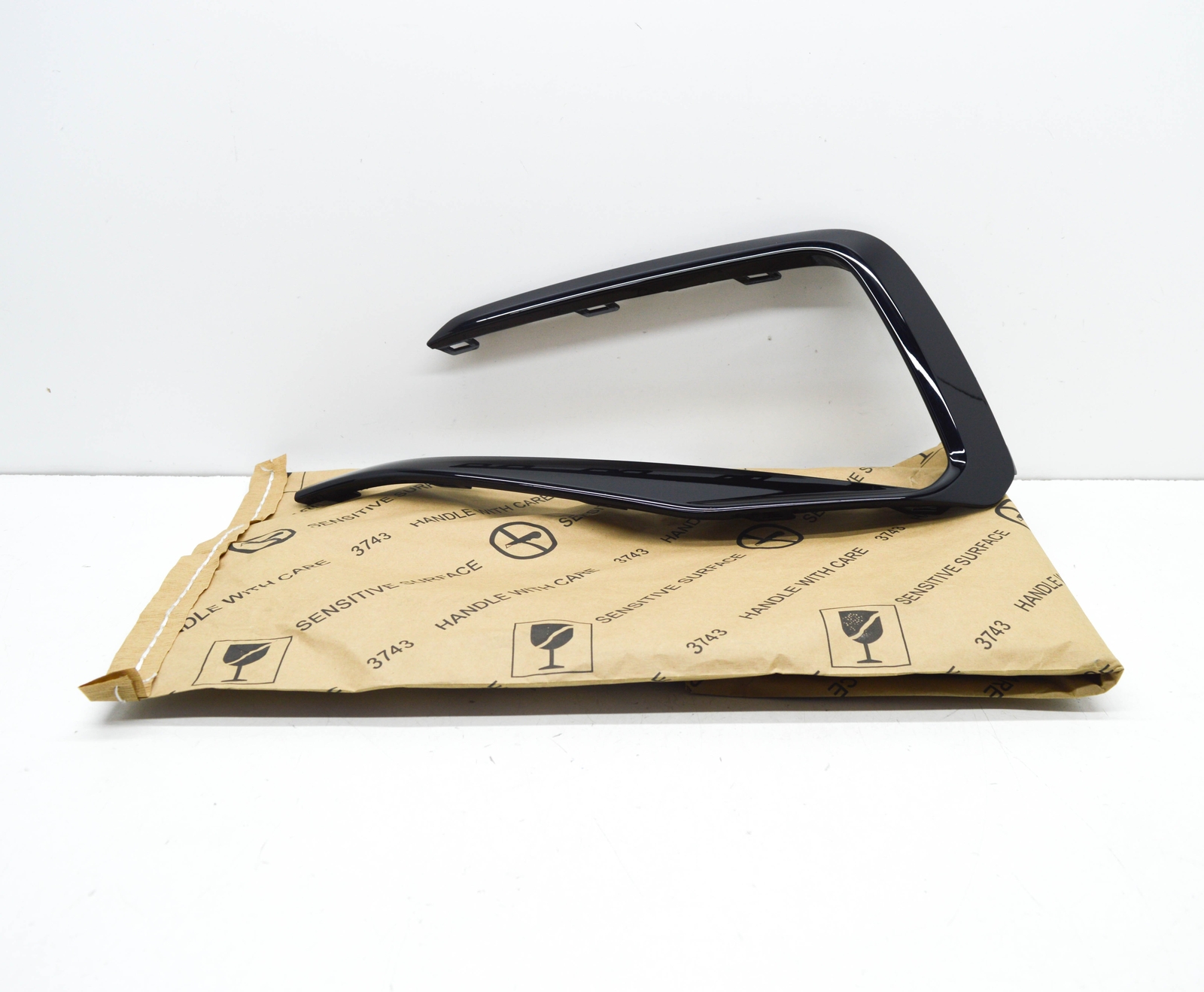 NEW VOLKSWAGEN POLO AW FRONT LEFT BUMPER TRIM 2G0853711041 2G0-853-711-041