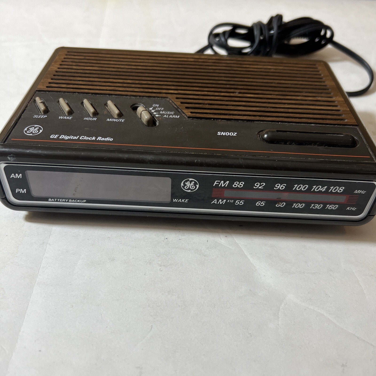 vintage GE Model 74612B digital alarm clock radio AM/FM "woodgrain
