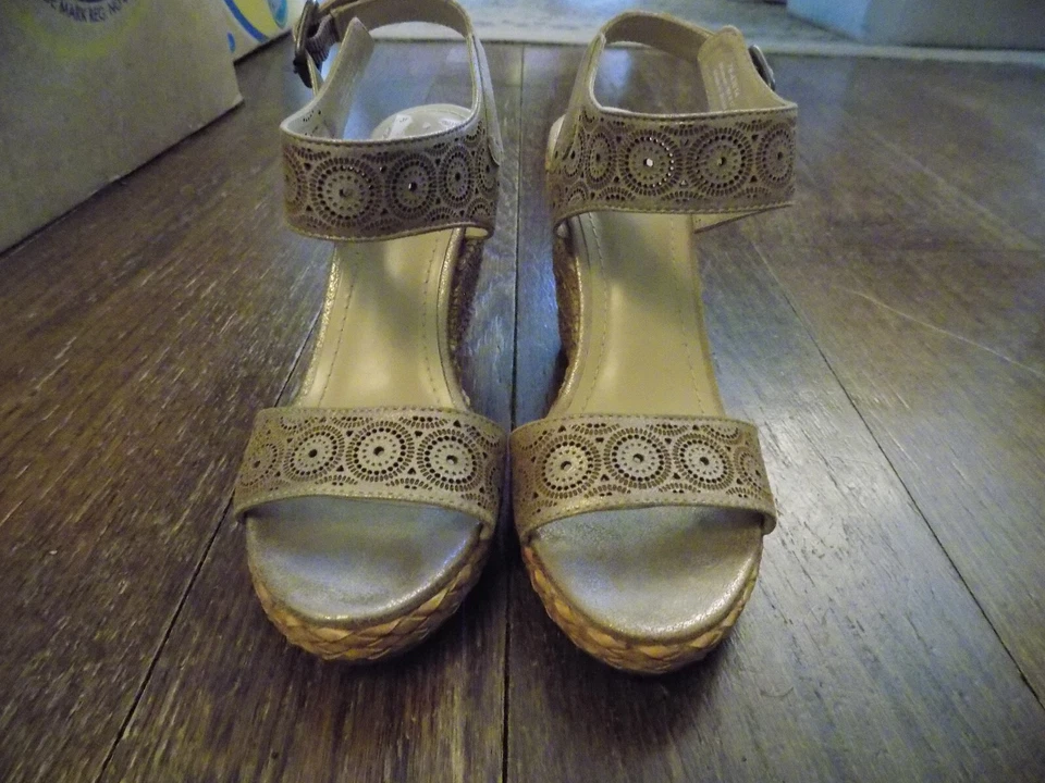 Johnston & Murphy Metallic Gold Open Toe Espadrille 4" Wedge Heels Sandals EUC 7 — 第 3/4 张图片