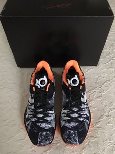 kd 8 black and white