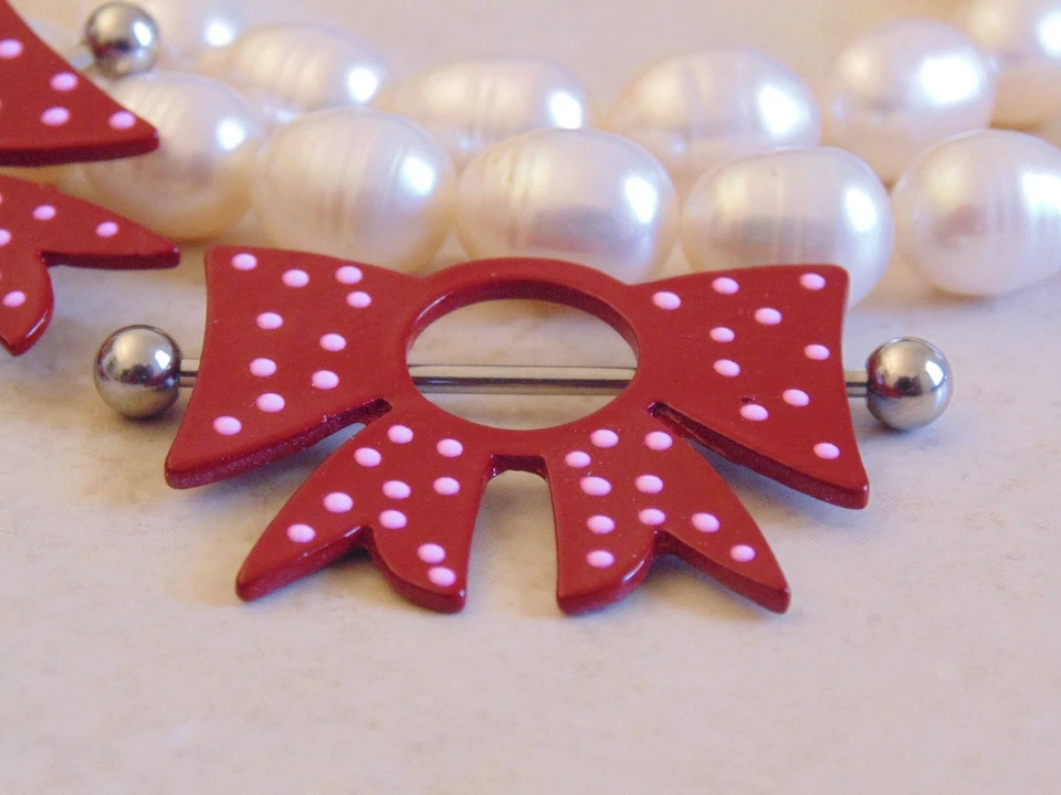 Anillo/escudo para pezón con lazo de lunares rojos. Foto 3 de 4