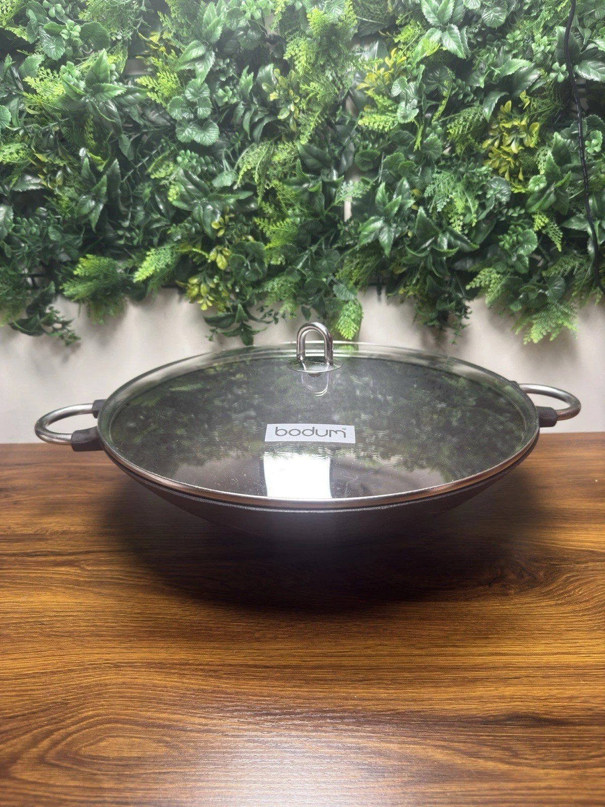 Bodum Flat Bottom Cast Iron Wok Stir Fry Pan with Lid 14.5”