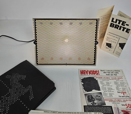 1967 Lite Brite with 35+ Paper Templates + Pegs - Hasbro Original Light Bright - Picture 2 of 10