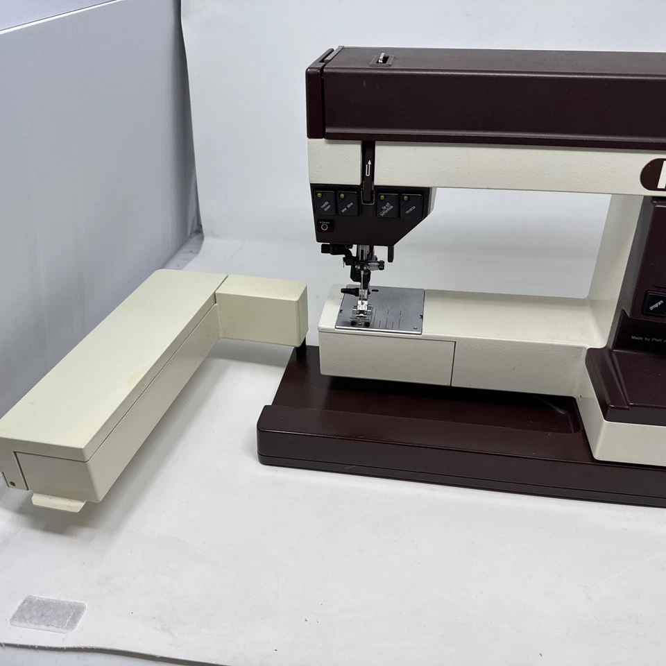 PFAFF CREATIVE 1471 Dual Feed IDT Sewing Machine w/ Cord, Foot Pedal, & Case EUC - Image 4 of 4