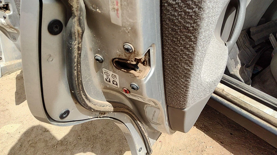 00-05 Pestillo de puerta trasera izquierda conductor Saturn L100 con varillas/cables trasero OEM 90584739 Foto 3 de 4