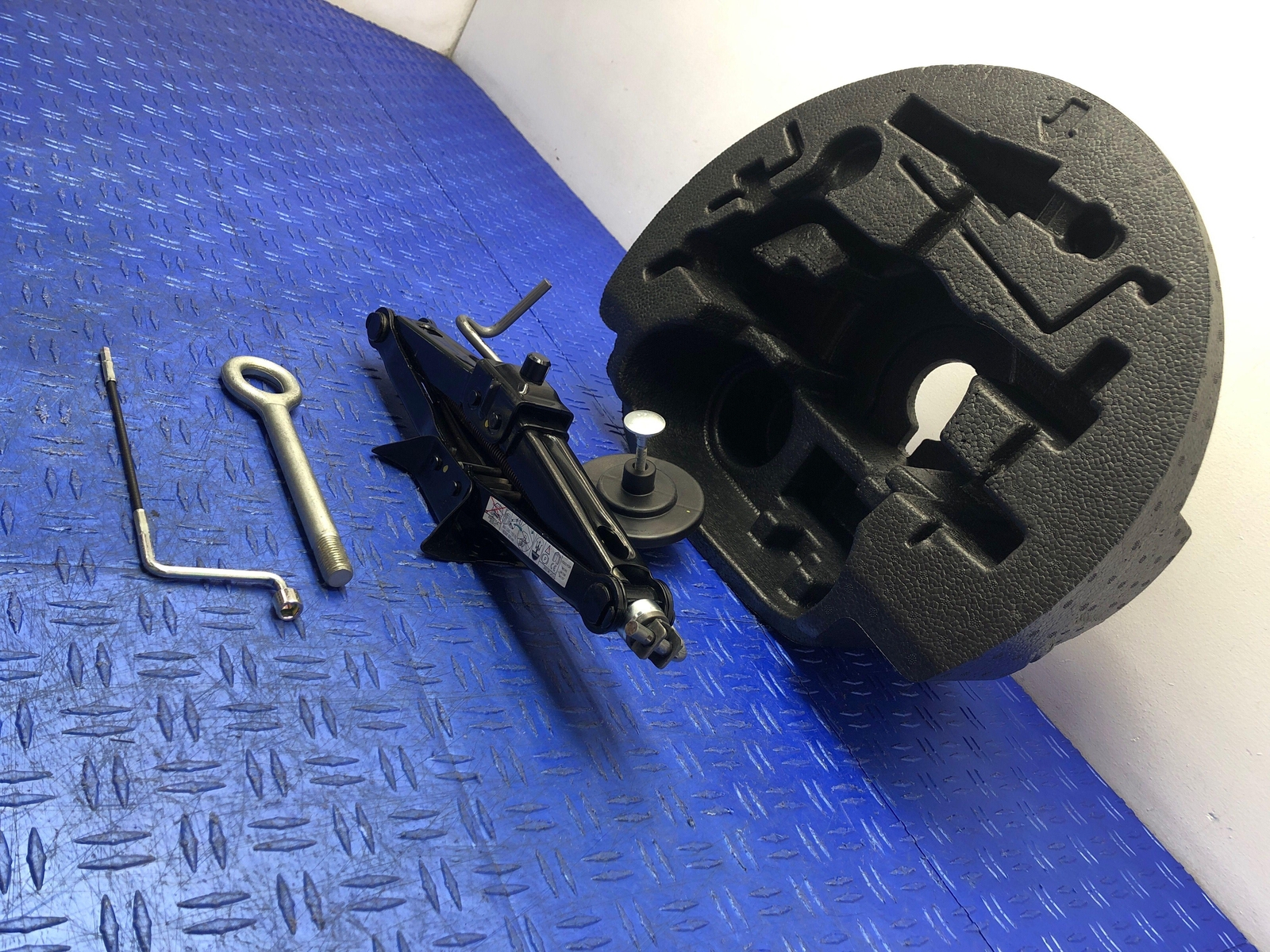 2014 - 2019 MASERATI GHIBLI M157 EMERGENCY SPARE TIRE JACK W/FOAM INSERT OEM