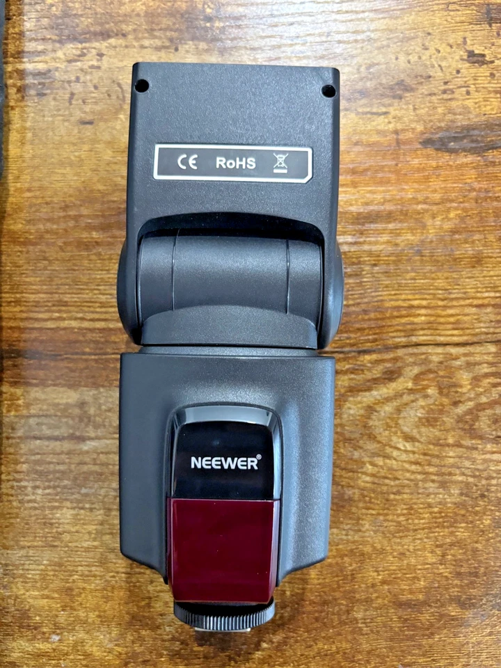 Neewer TT520 Speedlite Flash for DSLR Cameras – Excellent Condition + Pouch - Image 4 of 4
