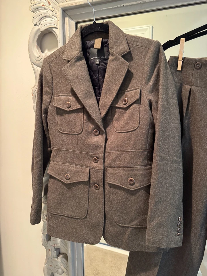 Pantalones de traje Banana Republic verde oliva (nuevo con etiquetas) y chaqueta (usados) - talla 0 (dos Foto 3 de 4