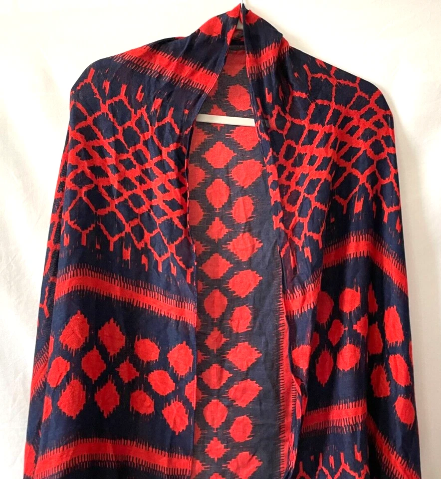 Bufanda oblonga azteca roja, azul marino Stella & Dot 37,5"x72" Foto 3 de 4
