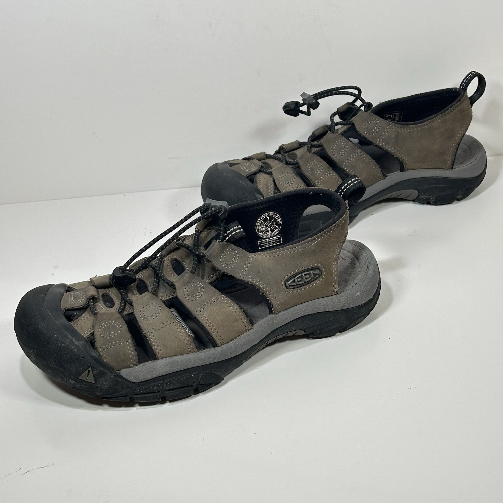 Sandali Keen Newport uomo 7 cinturini pelle impermeabili marroni escursionismo outdoor passeggio