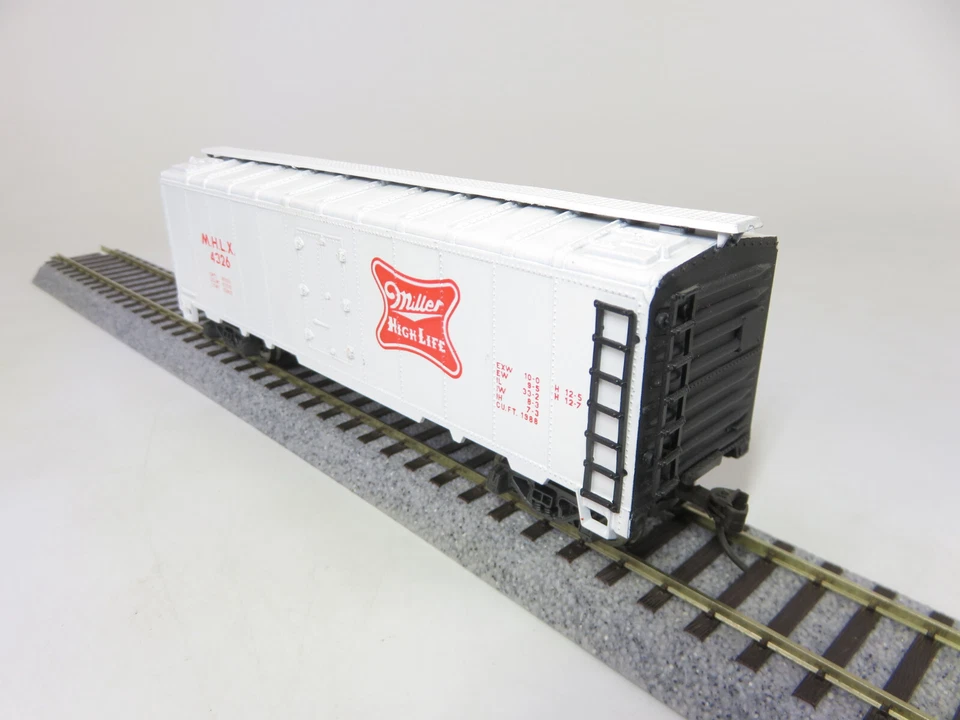 Rivarossi HO Scale 40 Foot Boxcar Miller High Life Beer Refeer - Image 3 of 4