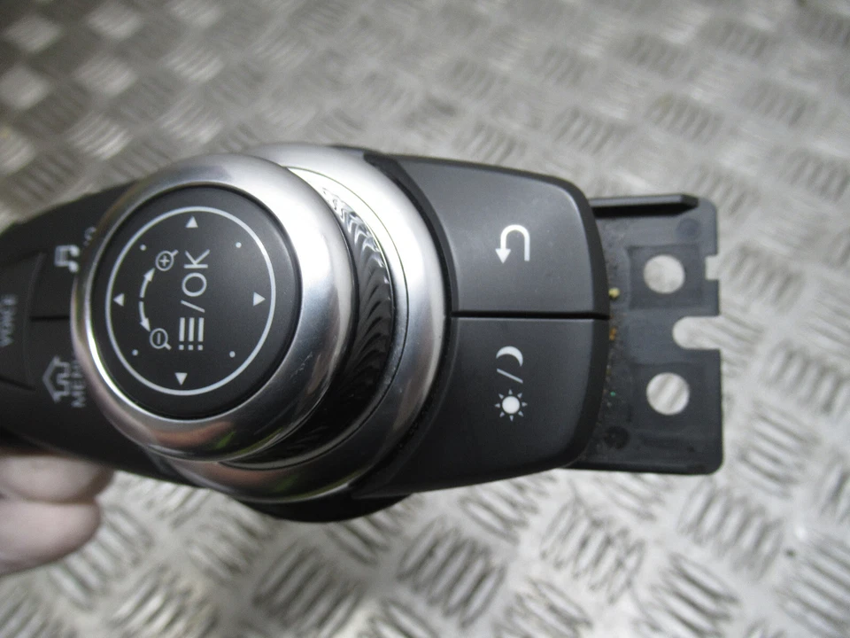 2017 INFINITI Q30 MEDIA CONTROL PANEL 21E0656 REF21178 - Image 3 of 4