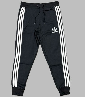 Adidas Herren Hoodie und Trainingshose mit 3 Streifen Trefoil Logo bestickt.