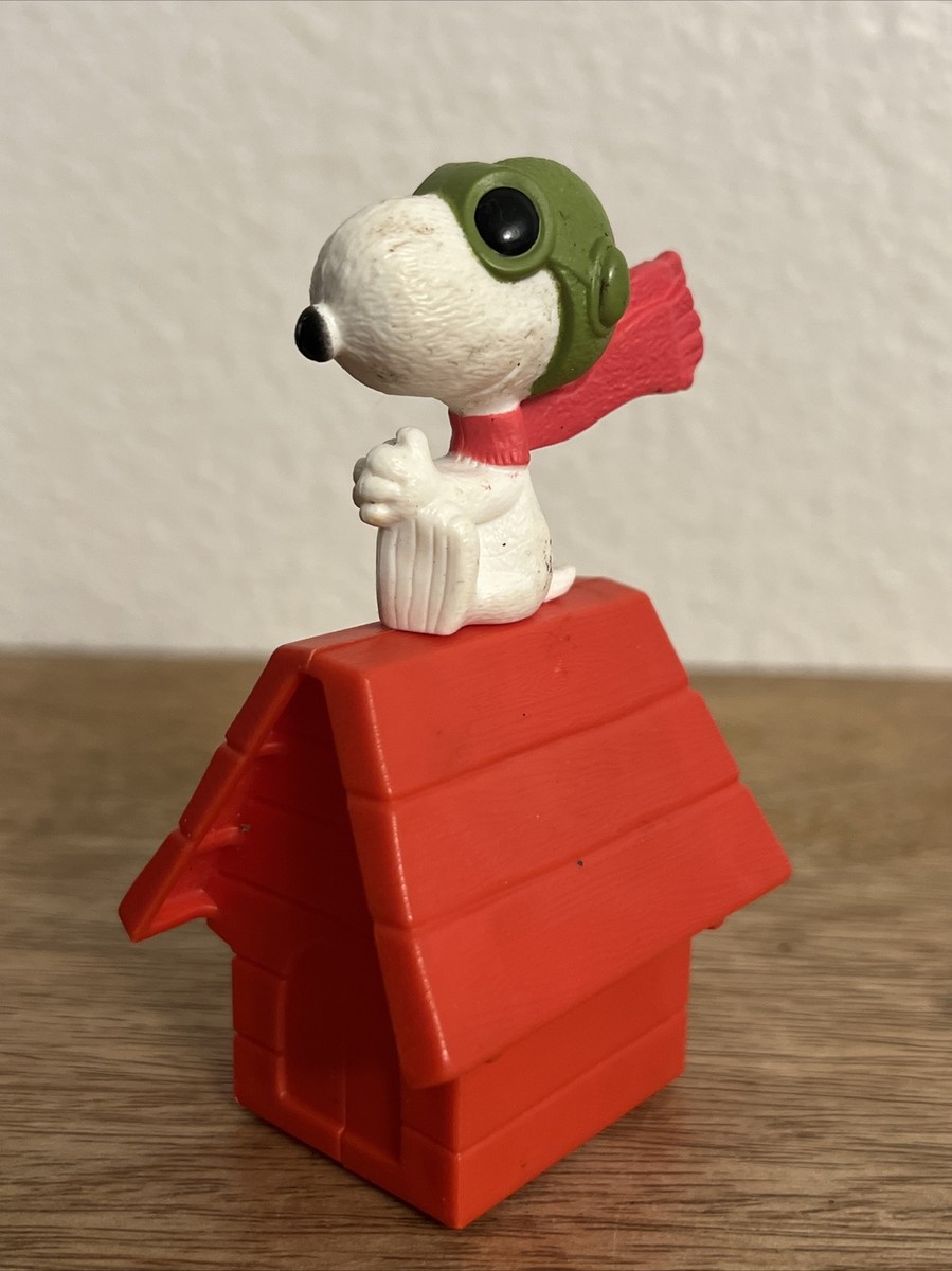 Snoopy On Roof Of Red DogHouse Peanuts McDonald's 4” T Plastic Toy