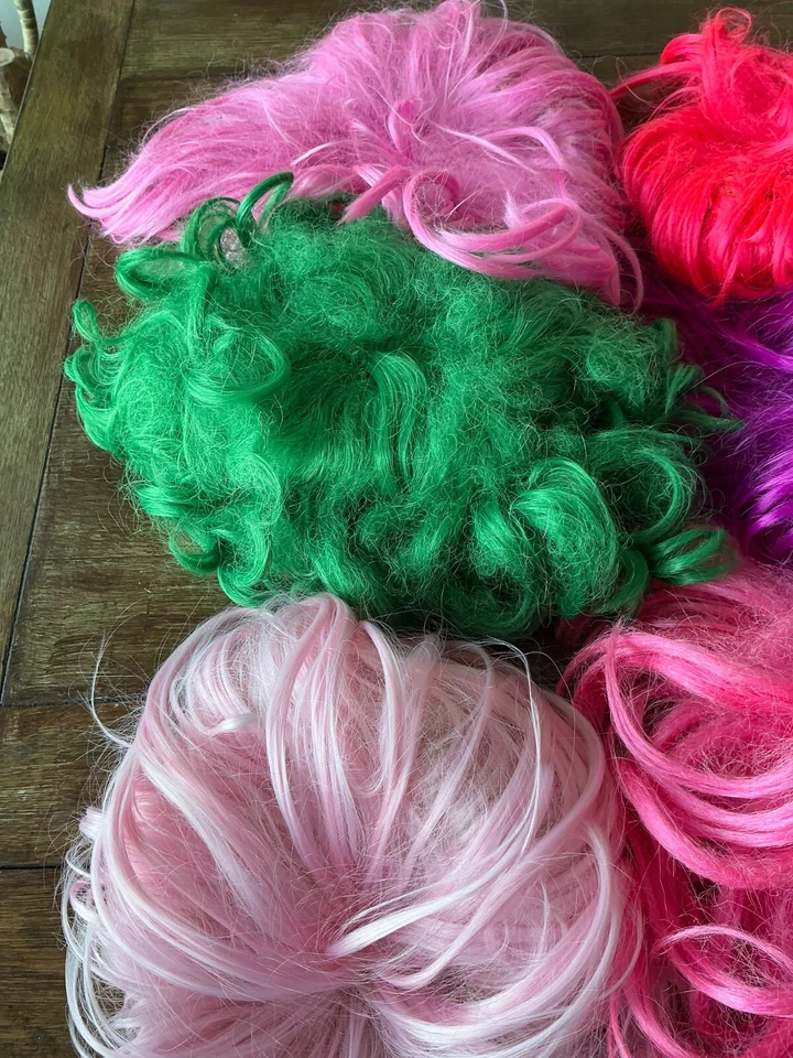 6x Coloridas Pelucas de Fiesta Estilos Mixtos Orgullo Festival Carnaval Vestido Elegante Divertido Foto 3 de 3